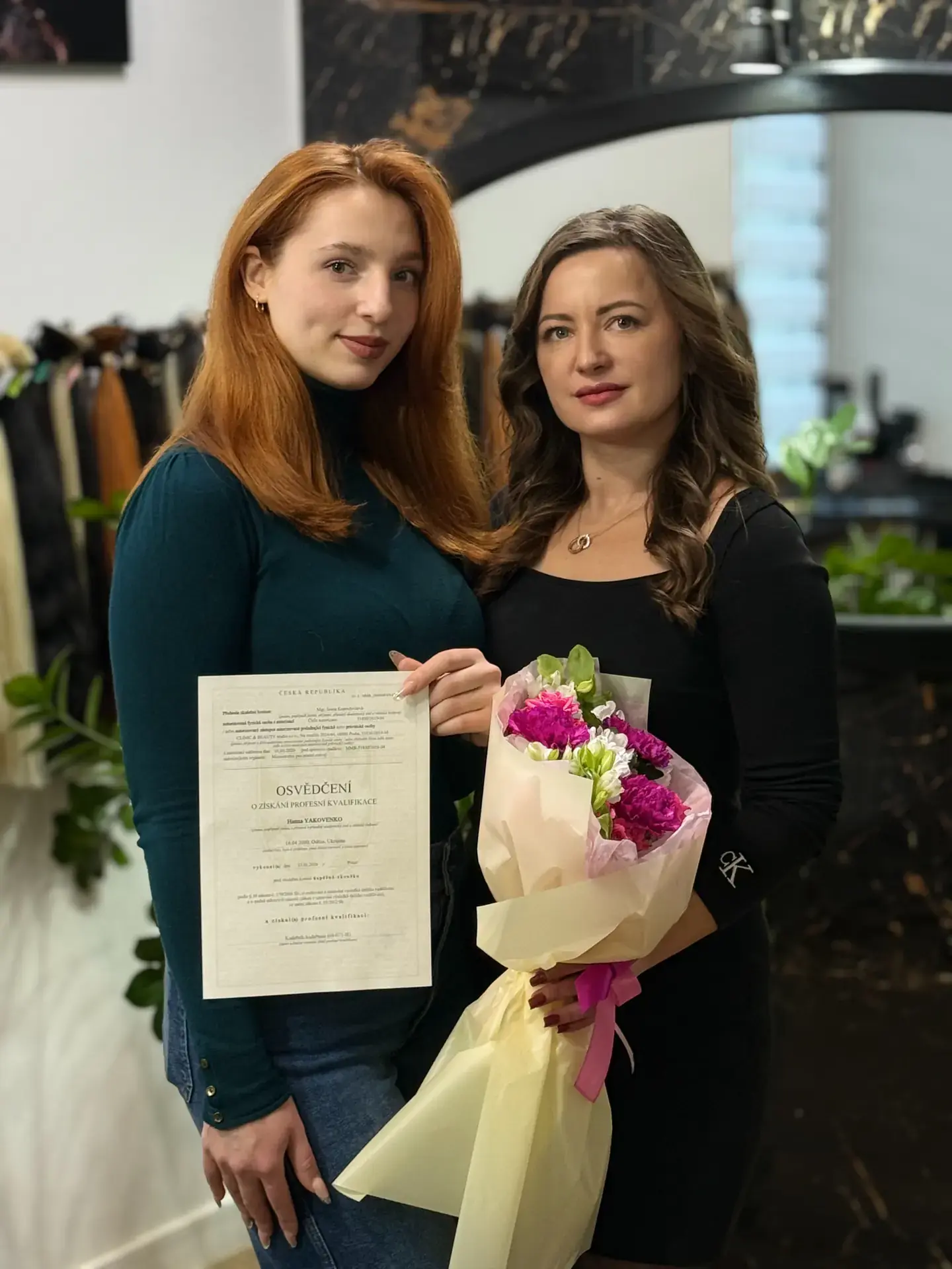 Учениця отримує сертифікат про проходження курсу