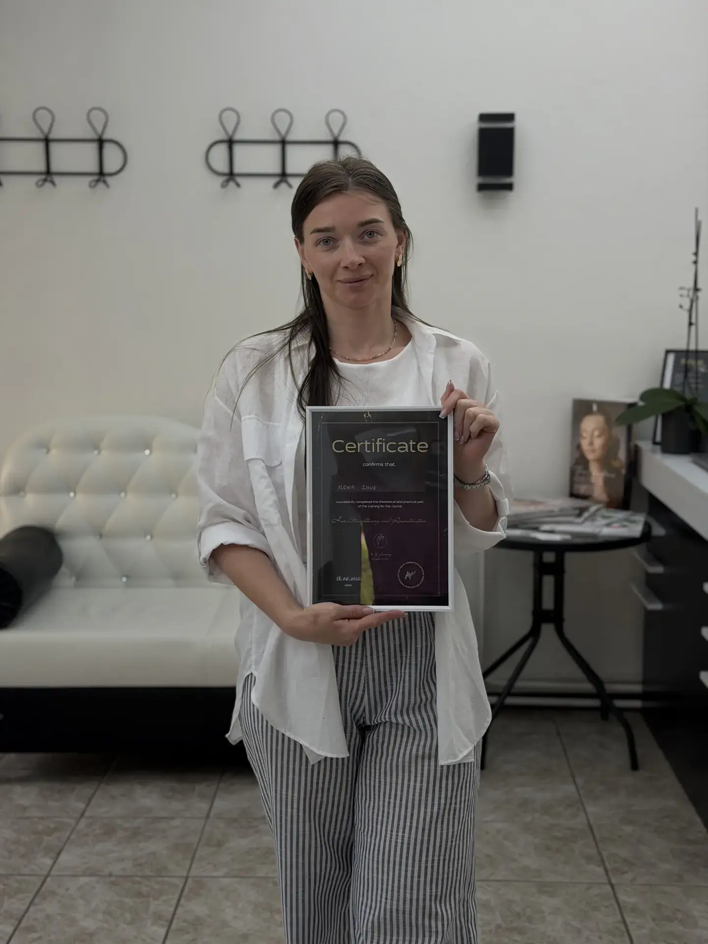 Учениця з сертифікатом про завершення навчання